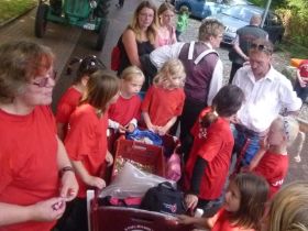 20120804_05_SZ_Azubis_als_Bonbonwerfer.JPG